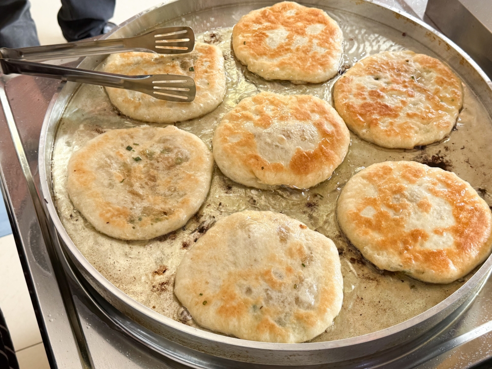 The meat pies are fashioned from hand knead dough and slowly pan fried in oil till it’s golden crunchy on both sides. — Picture by Lee Khang Yi