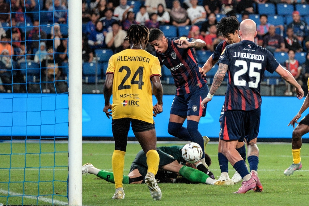Johor Darul Ta’zim (JDT) player Bergson Gustavo Silveira Da Silva (centre) fails to score after Negeri Sembilan FC goalkeeper Muhammad Azri Abdul Ghani (second left) successfully made the save during the 2025/2026 Malaysia Super League match at the Sultan Ibrahim Stadium in Iskandar Puteri, August 12, 2025. — Bernama pic 