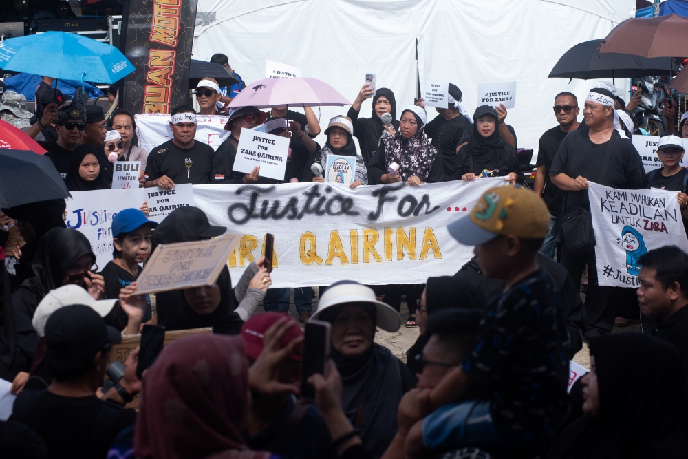 More than 3,000 people from all walks of life turned up today for a solidarity rally at the Labuan Food Court car park to demand justice for Zara Qairina Mahathir. — Bernama pic