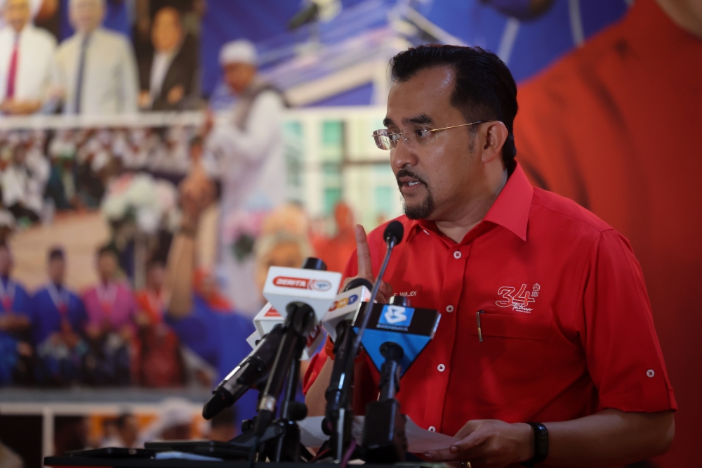 UMNO secretary-general Datuk Dr Asyraf Wajdi Dusuki speaks at a press conference after the party’s Supreme Council meeting at Menara Dato’ Onn. — Bernama pic