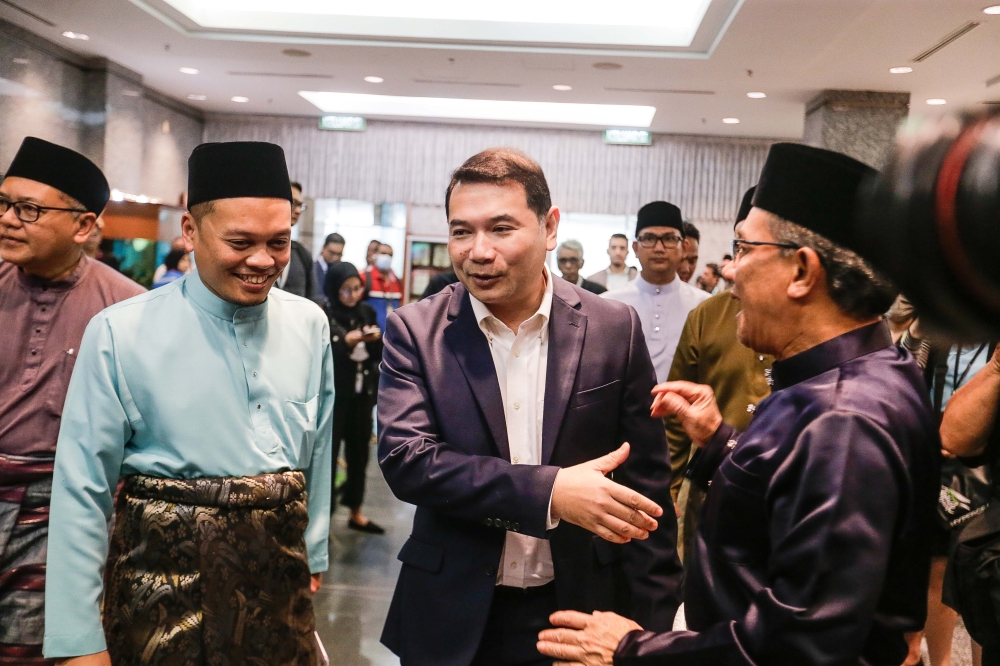 Datuk Seri Rafizi Ramli (centre) and Nik Nazmi Nik Ahmad (left) had previously served in the Cabinet before their resignations. — Picture by Sayuti Zainudin