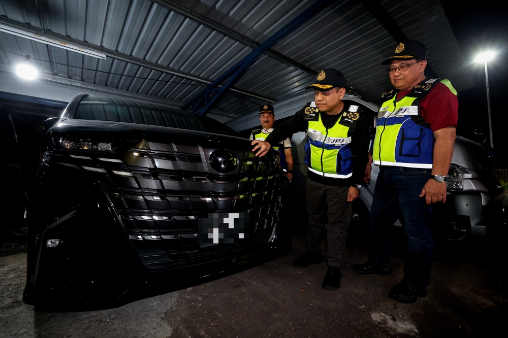 The Road Transport Department (JPJ) has detained and seized four e-hailing vehicles registered in Singapore driven by citizens of the republic for carrying passengers without a valid permit. — Bernama pic