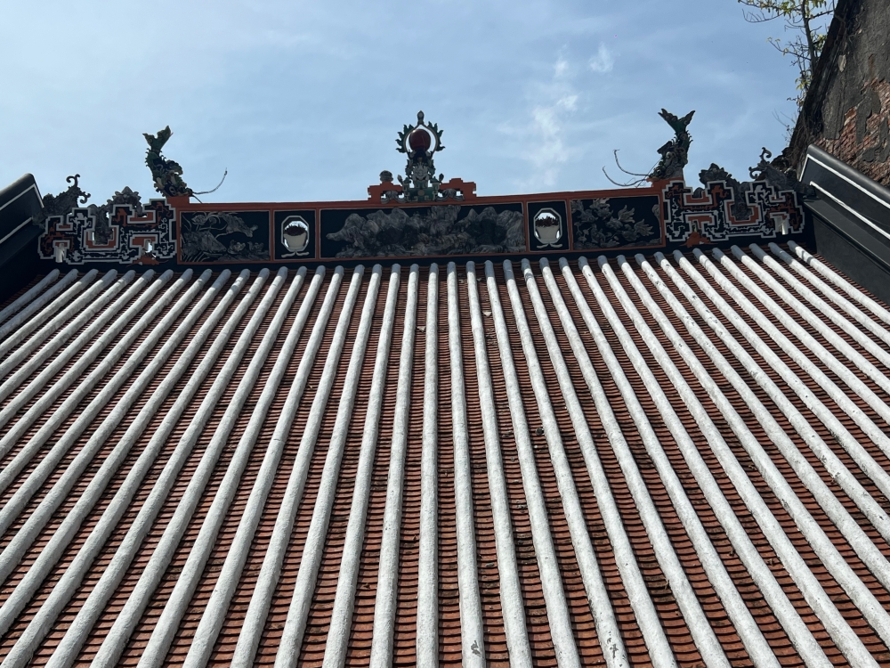 Loo Pun Hong featured a Cantonese Bogu Ridge decorated with ceramic or plaster ornaments on its roof.  — Picture by Opalyn Mok
