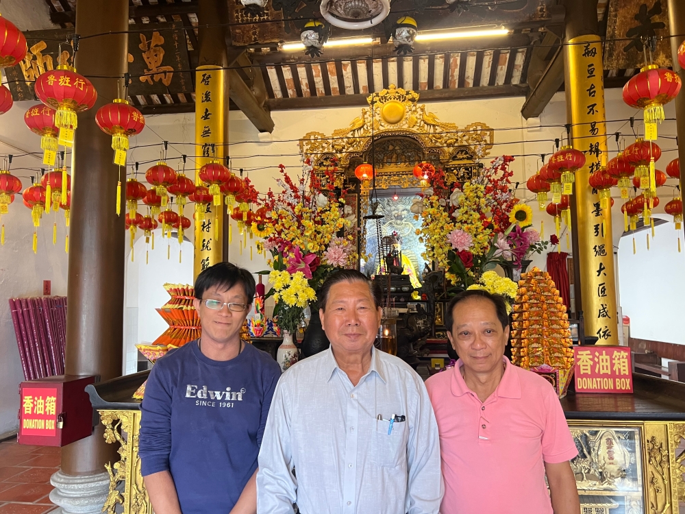 Loo Pun Hong president Chong Cheok Henn (centre), vice president Lee Kong Sheong (right) and secretary Chun Kah Choon (left). — Picture by Opalyn Mok