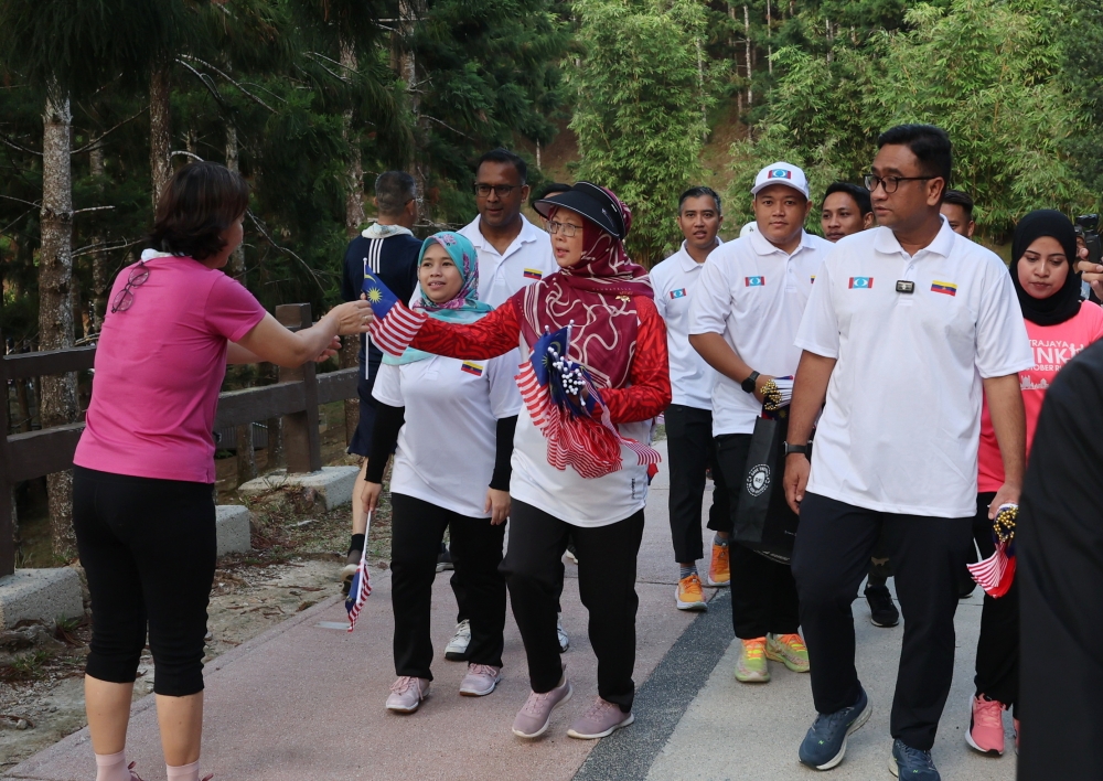 Minister in the Prime Minister’s Department (Federal Territories) Datuk Seri Dr Zaliha Mustafa has reminded the public and business premises in the Federal Territories to always honour the Jalur Gemilang as a symbol of the nation’s dignity and identity. —  Bernama pic
