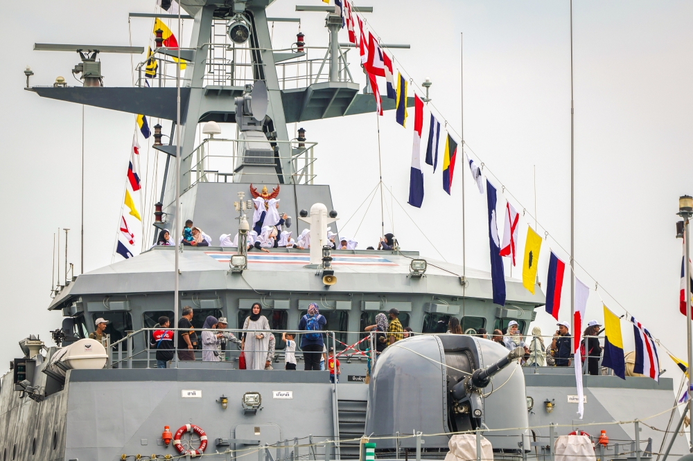 The public didn’t miss the chance to board the naval ships. — Bernama pic