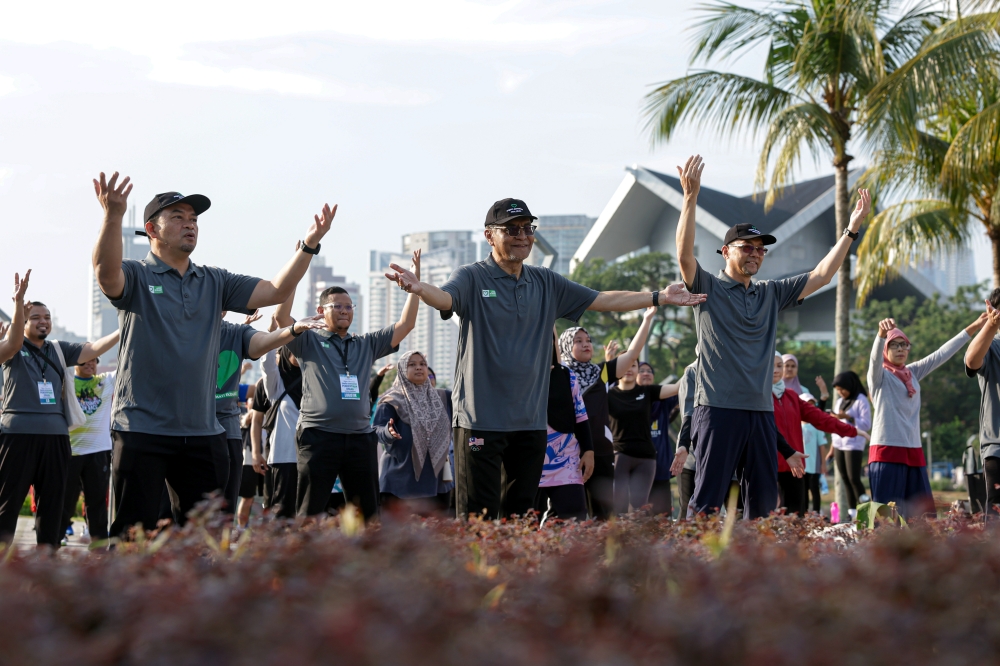 Health Minister Datuk Seri Dzulkefly Ahmad participates in an aerobic exercise session during the launch of Organ Donation Awareness Week 2025 in Kuala Lumpur August 17, 2025. — Bernama pic