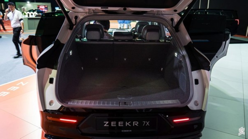 Across the board, all Zeekr 7X variants support 22kW of AC charging. — SoyaCincau pic