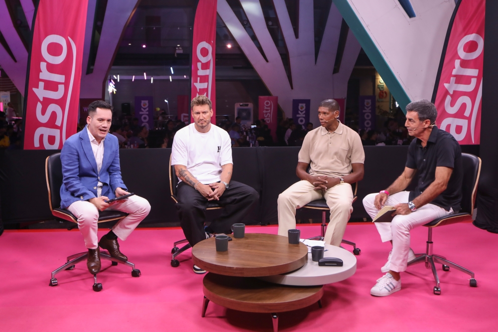 Panelists for the night (left-right) Adam Carruthers, Arsenal striker Nicklas Bendtner, ex-Spurs defender Gary Stevens, and former Southampton midfielder Carlton Palmer for an in-depth studio discussion on the Manchester United vs Arsenal clash. — Picture courtesy of Astro