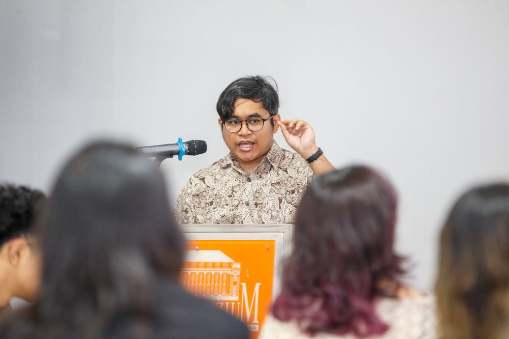 Aziff Azuddin, researcher from IMAN Research, presenting the “Orang Kita, Malay Youth Democratic Renewal Post-GE 15: The Politics of Acknowledgment and Resentment” study. August 20, 2024 — Picture by Raymond Manuel