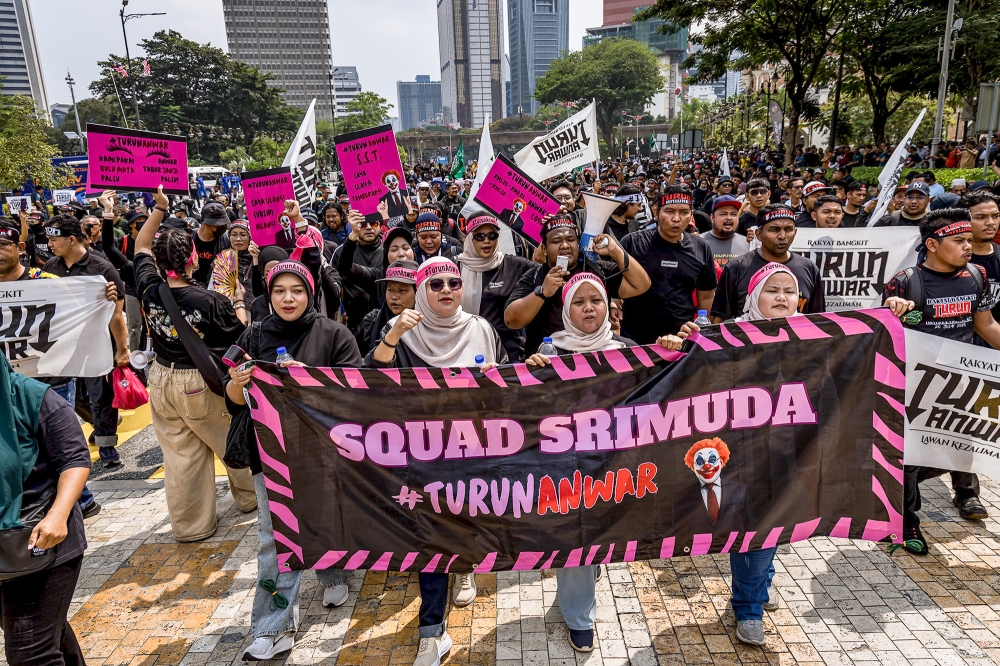 Protesters gather during the ’Turun Anwar' rally at Dataran Merdeka in Kuala Lumpur on July 26, 2025. — Picture by Firdaus Latif.