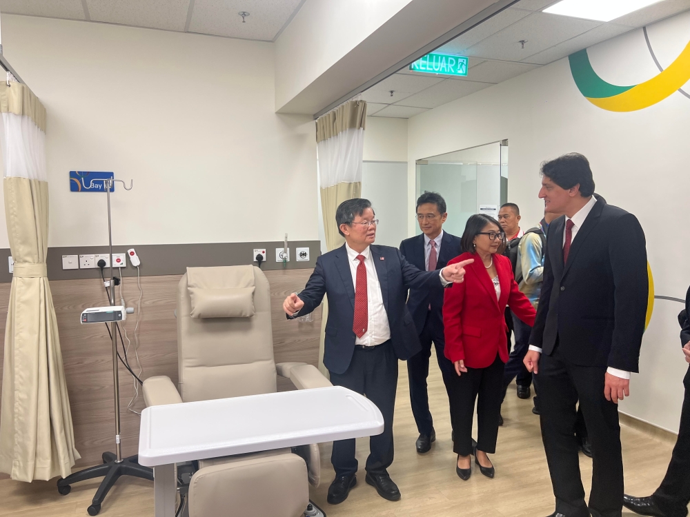 Penang chief minister Chow Kon Yeow visiting the Icon Sunsuria and Island Hospital’s Cancer Centre. — Picture by Opalyn Mok