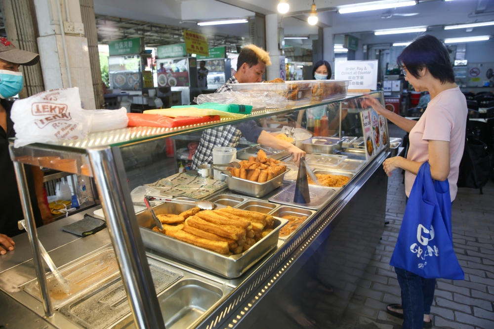 You can also take home your favourite ‘tong sui’... or try something new from among the wide variety available. — Picture by Choo Choy May