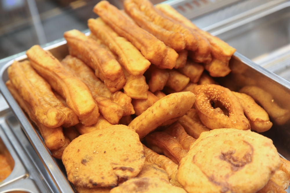 Till today, Sea Park Dessert continues to offer an assortment of fried items like ‘yau char kwai’, ‘ham chim peng’ and ‘mah kiok’. — Picture by Choo Choy May