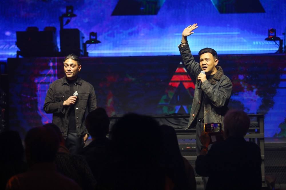 Raz (left) and Rizal (right), the duo behind The Alice Experiment, take the stage at yesterday’s launch party held at the Pitt club KL. — Picture by Choo Choy May
