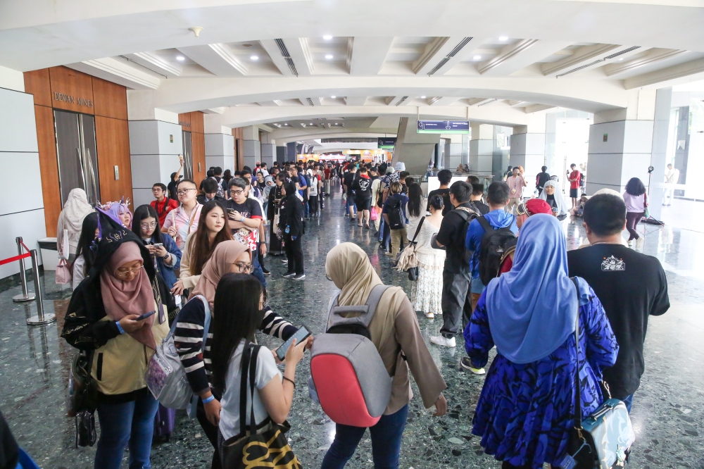 Fans pack the entrance at MIECC as they line up to enter this year’s AniManGaki. — Picture by Choo Choy May