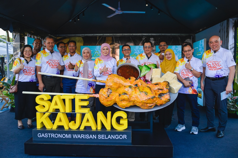 Tengku Permaisuri Selangor  Tengku Permaisuri Norashikin (7th from left) poses during the Kajang Satay Heritage Food declaration at the 1001 Rasa Sate Kajang Carnival at the Kajang Stadium on August 23, 2025. — Bernama pic