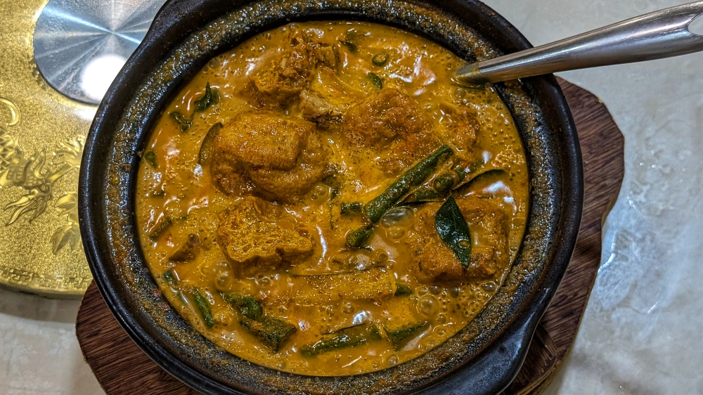 One can’t go wrong with a rich and flavourful clay pot fish head curry.