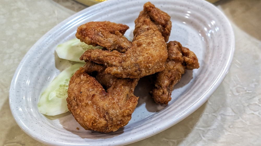 Simple, but executed well, Lao Heong’s fried chicken wings are full of ‘belacan’ flavour.