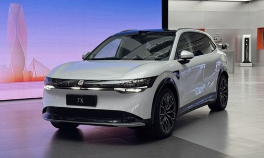 The Zeekr 7X comes in five colours – Crystal White, Onyx Black, Tech Grey, Forest Green and Brooke Blue with silver roof. — SoyaCincau pic