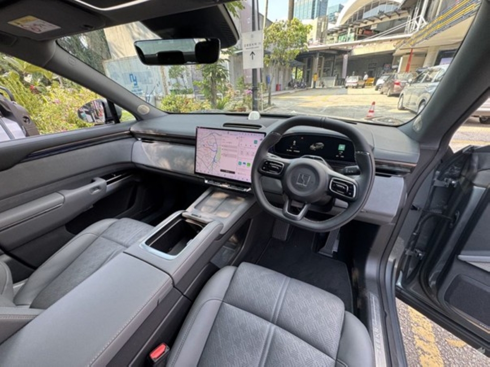 This premium full-sized fully electric SUV competes head on against many 5-seater SUV contenders which include the Tesla Model Y, BYD Sealion 7 and the Xpeng G6. — SoyaCincau pic