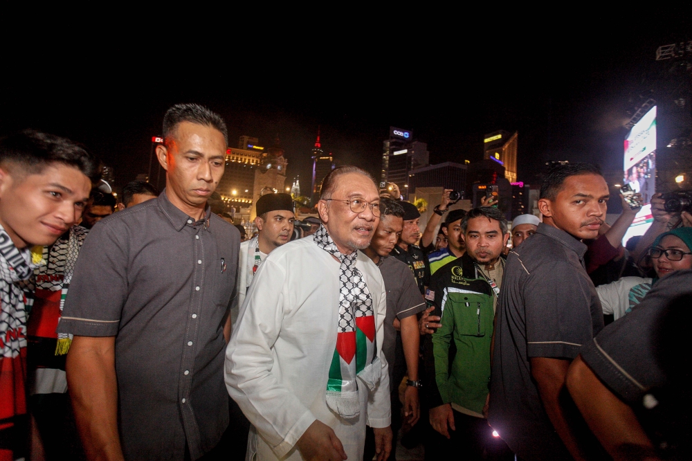 Prime Minister Datuk Seri Anwar Ibrahim greets the crowd as he arrives at the Sumud Nusantara Flotilla flag off and ‘Malaysia Stands with Gaza’ rally at Dataran Merdeka here, Kuala Lumpur yesterday. — Picture by Sayuti Zainudin