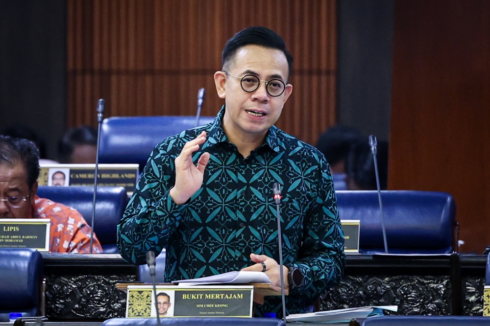 Human Resources Minister Steven Sim today urged MPs to back the Gig Workers Bill, calling it a key step in protecting workers and companies. — Bernama pic