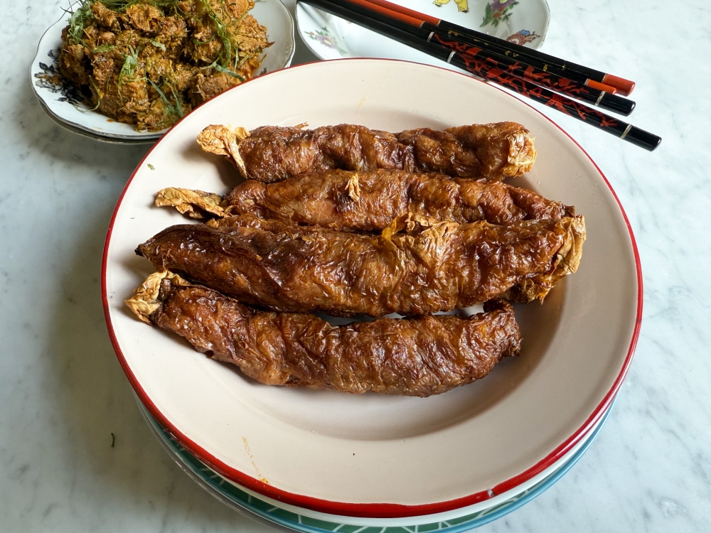 Lorbak can be easily air fried until each roll is crispy without any oily residue. — Picture by Lee Khang Yi