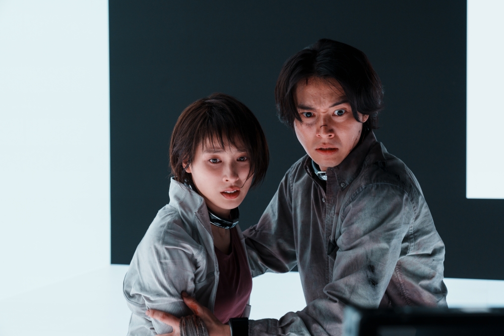 A still from the “Alice in Borderland” Season 3 trailer shows main characters Ryōhei Arisu (right) and Yuzuha Usagi (left). — Netflix pic