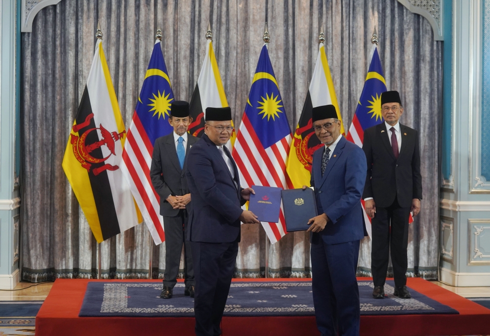 Prime Minister Datuk Seri Anwar Ibrahim (right) and the Sultan of Brunei, Sultan Hassanal Bolkiah (left), witness the exchange of a Memorandum of Understanding signed by Health Minister Datuk Seri Dr Dzulkefly Ahmad (2nd right) and his Brunei counterpart Datuk Seri Dr Mohammad Isham Jaafar (2nd left) on health cooperation between the two countries August 27, 2025. — Bernama pic