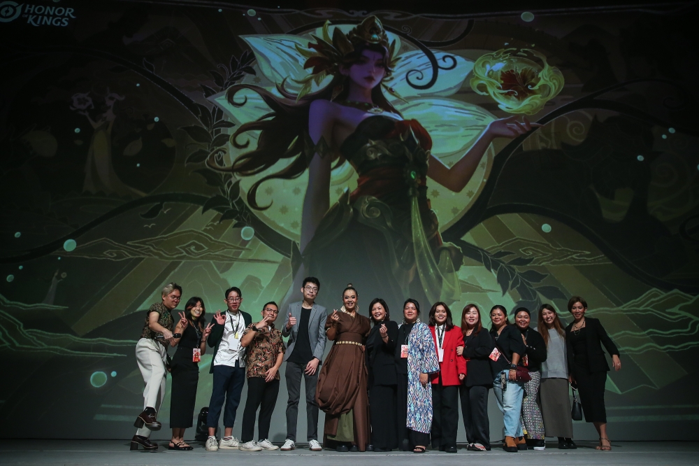 Popular mobile MOBA game Honor of Kings has introduced a new free skin inspired by the famous Malaysia folklore Puteri Gunung Ledang. — Picture by Yusof Mat Isa. 