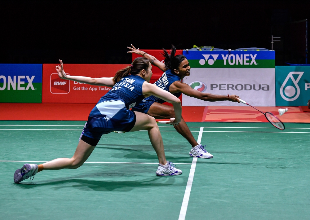 Malaysia’s top women’s doubles pair Pearly Tan and M. Thinaah cruise past Lui Lok Lok and Tsang Hiu Yan of Hong Kong 21-17, 21-14 to reach the third round of the 2025 BWF World Championships in Paris. — Bernama pic