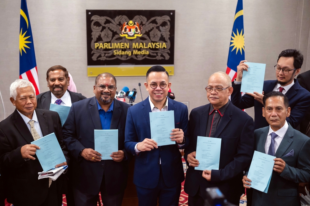 Human Resources Minister Steven Sim Chee Keong (center) and representatives of gig worker unions display the Gig Workers Bill 2025 during a press conference at the Parliament Media Center in Kuala Lumpur on August 25, 2025. — Bernama pic