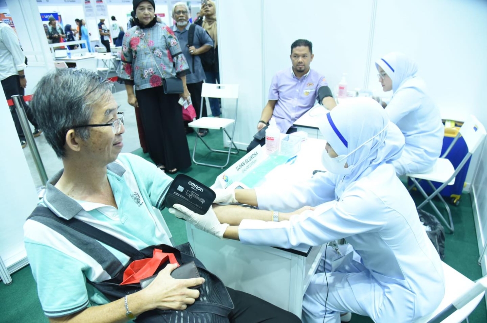 Health officials perform free public health screenings at the Kuala Lumpur Convention Centre on November 22, 2024. — Picture from Facebook/Kementerian Kesihatan Malaysia