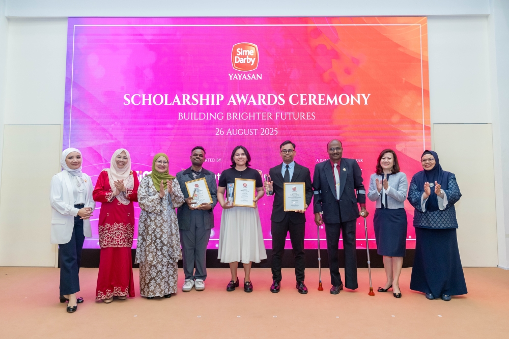 The ceremony recognised 142 scholars and demonstrated the impact of Technical and Vocational Education and Training (TVET) in delivering job outcomes for rural youth, alongside support for persons with disabilities (OKU), academic achievers, employees and Employees’ Children, under the theme “Building Brighter Futures.