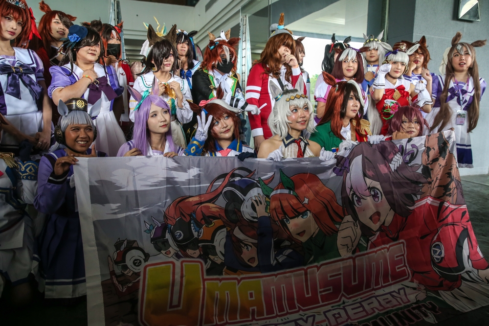 Pretty Derby fans and cosplayers posing for a group photo at AniManGaki 2025 held at the Mines International Exhibition and Convention Centre in Seri Kembangan August 24, 2025. — Picture by Yusof Isa