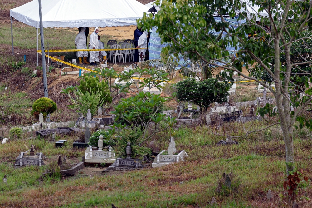 Medical personnel exhume the body of Syamsul Haris Shamsudin at the Kampung Rinching Ulu Muslim Cemetery in Semenyih on August 29, 2025. — Bernama pic