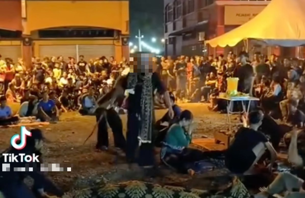 A screengrab from the viral video allegedly depicting trance-like ‘djinn’ rituals at a Kuda Kepang performance in Parit Raja, Johor.