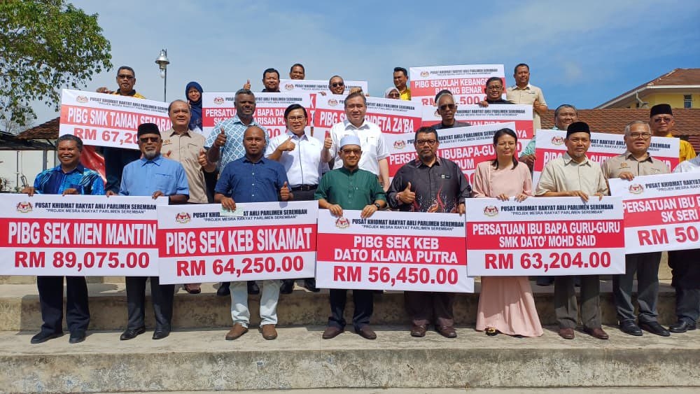 Loke officiates the presentation of parliamentary allocation cheques for Seremban schools at Sekolah Kebangsaan Sikamat in Seremban August 30, 2025. — Picture via Facebook/lokesiewfook