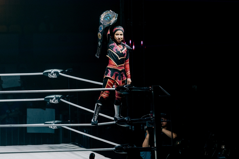 APAC Women’s Champion Nor Phoenix Diana defended her title against Zayda Steel. — Picture by Firdaus Latif