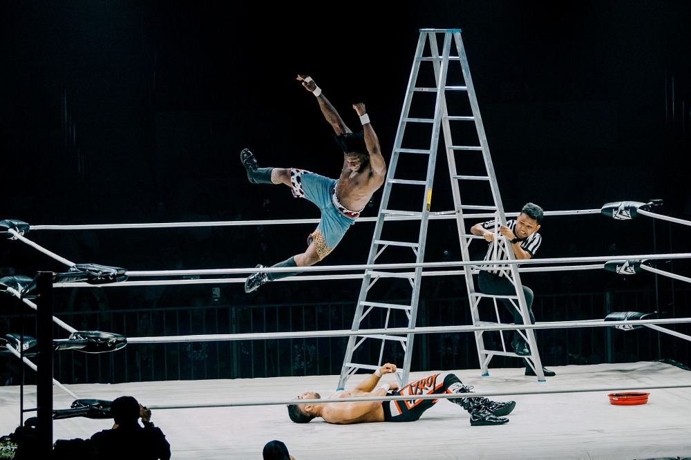 ‘Dreamkiller’ Azroy went up against WWE ID Champion Cappuccino Jones. — Picture by Firdaus Latif