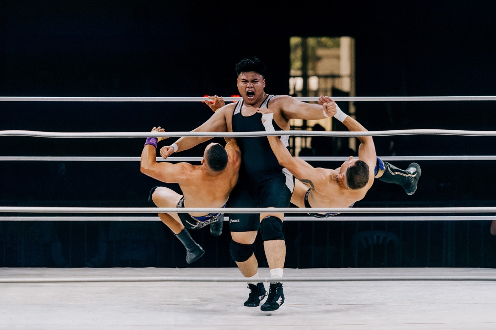Mighty Eddie takes on Damian Slater and Marcius Pitt. — Picture by Firdaus Latif