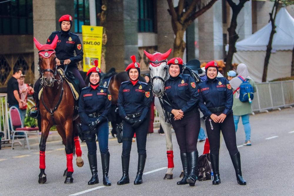 Horses selected for the parade are well-trained. — Picture via Facebook/Polis Berkuda PDRM