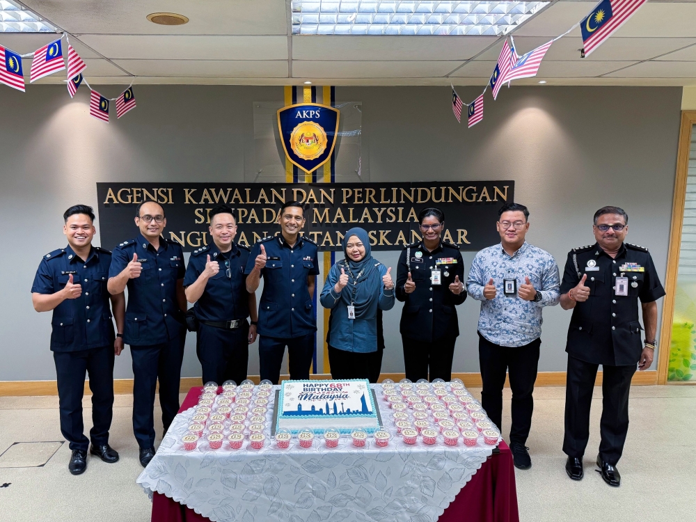 ICA Commanders from Woodlands and Tuas Checkpoints present National Day cakes and 68 cupcakes to their counterparts from the Malaysian Border Control and Protection Agency (AKPS) and Bangunan Sultan Iskandar CIQ in celebration of Malaysia’s 68th Merdeka. — Picture via Facebook/Immigration.Checkpoints.Authority