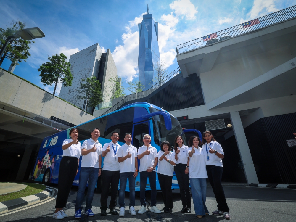 PNB Group Chairman Raja Tan Sri Arshad Raja Tun Uda (centre) is together with ASNB Chief Executive and Executive Director Fadzihan Abbas (fourth left) at  the ASNB Go launch at Menara Merdeka 118 on August 30, 2025. — Bernama pic