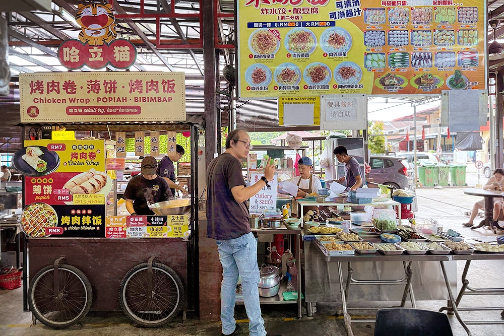 Hawker stalls offering a variety of foods. — Picture by CK Lim