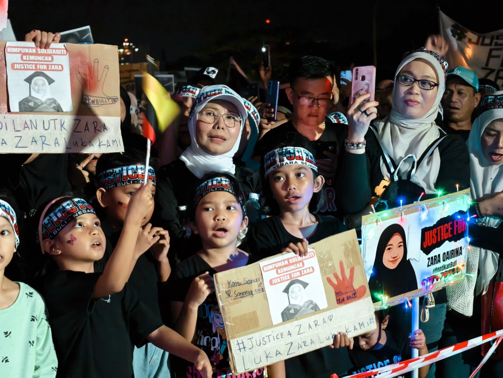 An estimated 30,000 to 50,000 people attended the ‘No Justice No Merdeka’ last night to show solidarity to the late Zara Qairina Mahathir. — The Borneo Post pic