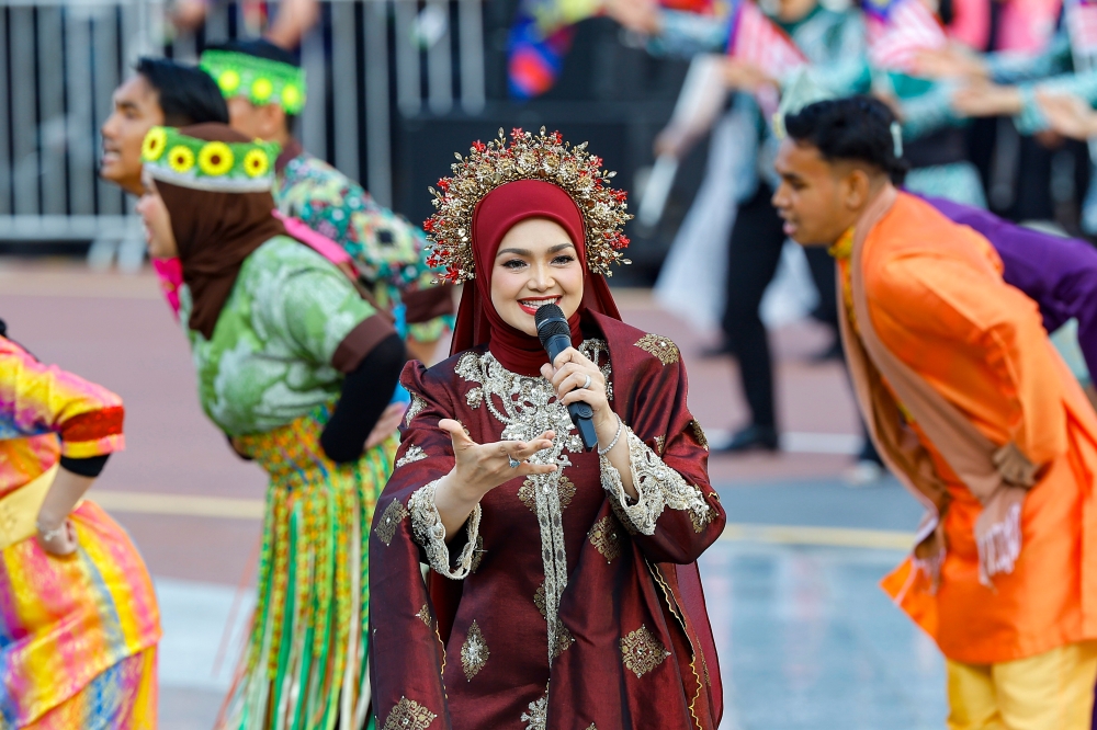 During yesterday’s National Day 2025 parade, Datuk Seri Siti Nurhaliza performed the National Day and Malaysia Day (HKHM) 2025 theme song after the recitation of the Rukun Negara pledge. — Bernama pic