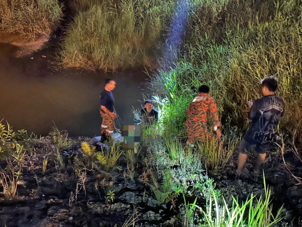 A seven-year-old boy has died after falling into a drain at Jalan Sebaru here on Sunday night. — The Borneo Post pic