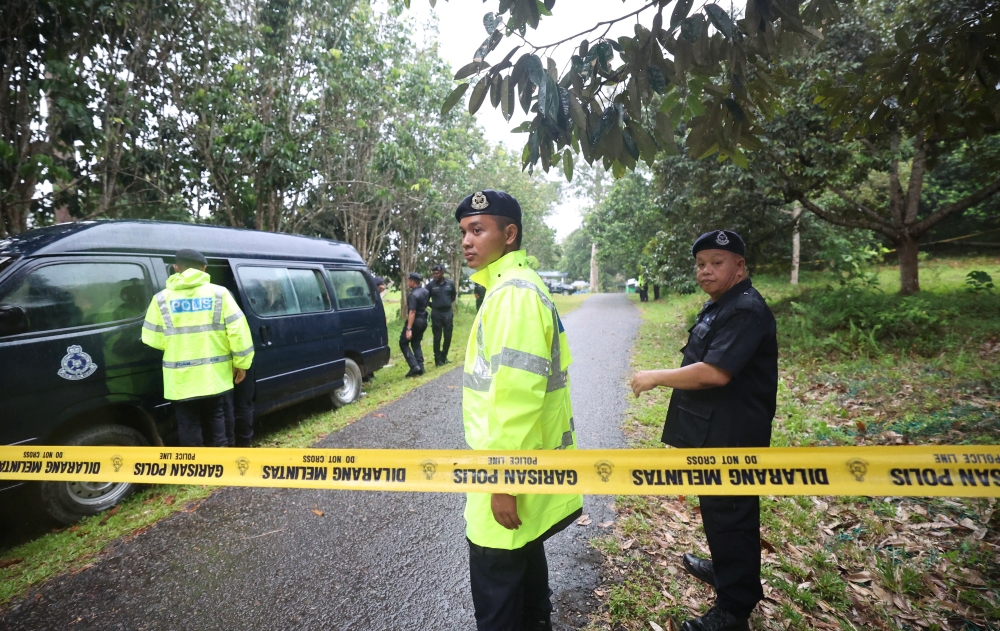 Police personnel guard the Tanjung Ubi Kampung Masapol Muslim Cemetery in Sipitang on August 9, 2025, where the grave of 13-year-old Zara Qairina Mahathir was exhumed. — Bernama pic